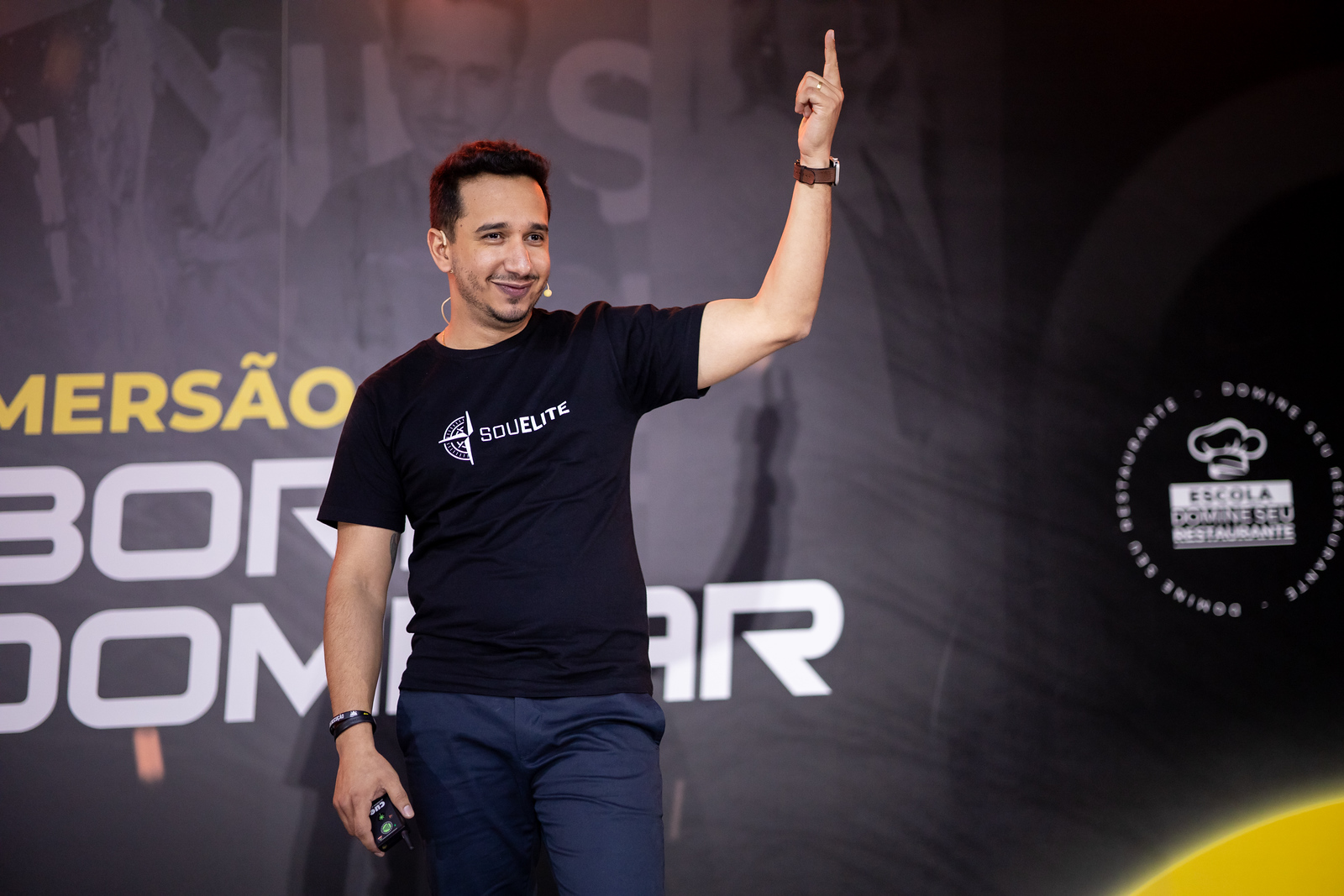 Matheus Lessa em palco durante imersão para donos de restaurante